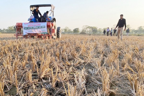 झापामा खेत जोत्दै नजोति मकैखेती गर्न थालियो 