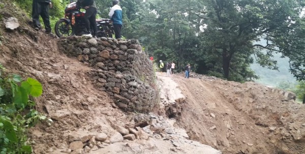 पूर्वी पहाडबाट मधेस झर्ने मेची राजमार्ग मर्मत गर्ने काम रोकियो, दशैंमा नखुल्ने सम्भावना