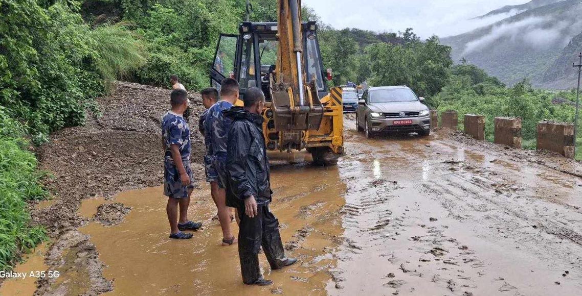 लेदोसहितको बाढी सडकमा पसेपछि बीपी राजमार्ग अवरुद्ध