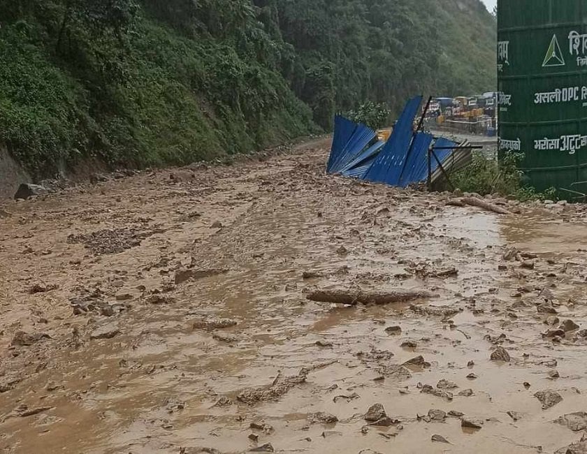 झ्याप्ले खोलामा गएको पहिरो हटाएसँगै एकतर्फी यातायात सञ्चालनमा